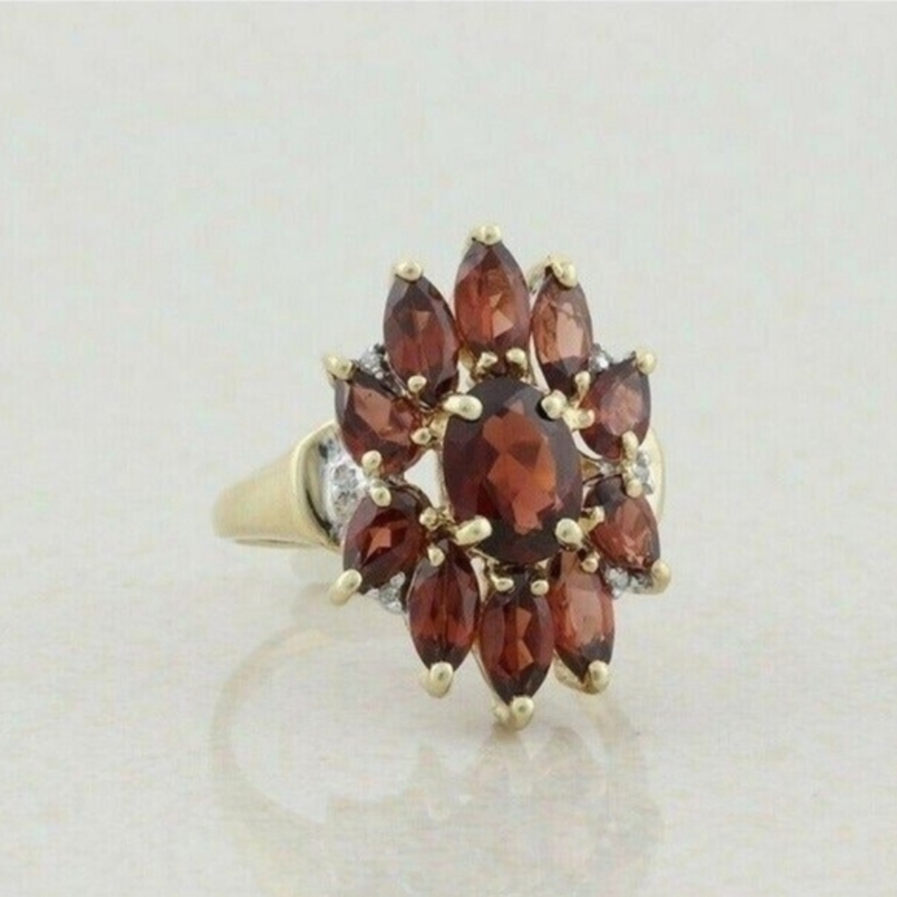 Vintage 10K Yellow Gold Natural Garnet and Diamond Flower Cocktail Ring Size‎ 7